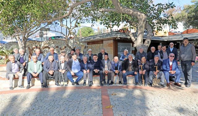 Alanya Belediyesi’nin yaşlılara yönelik kale gezisi etkinlikleri sürüyor