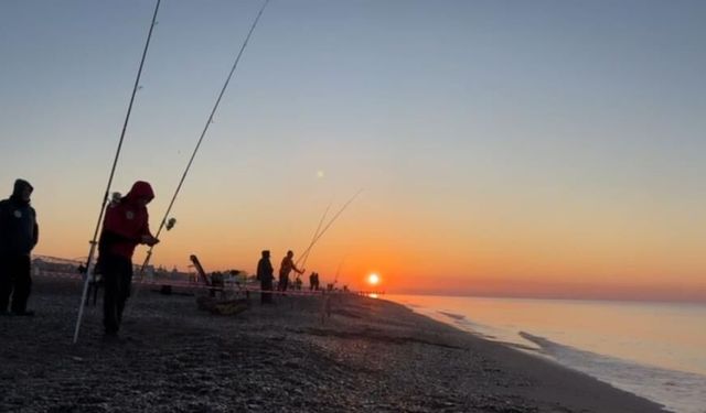  Balık avı tutkunları en çok balığı tutmak için yarıştı