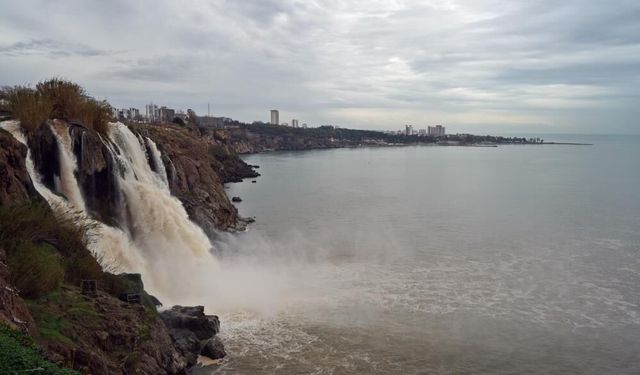 Hayatı felç eden yağış sonrası şelaleden çamur aktı