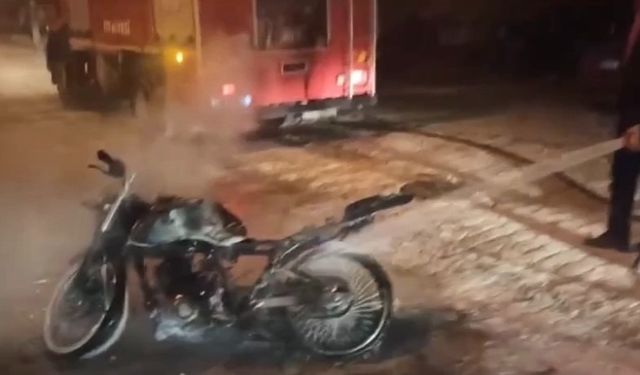 Alanya’da park halindeki motosiklet yandı