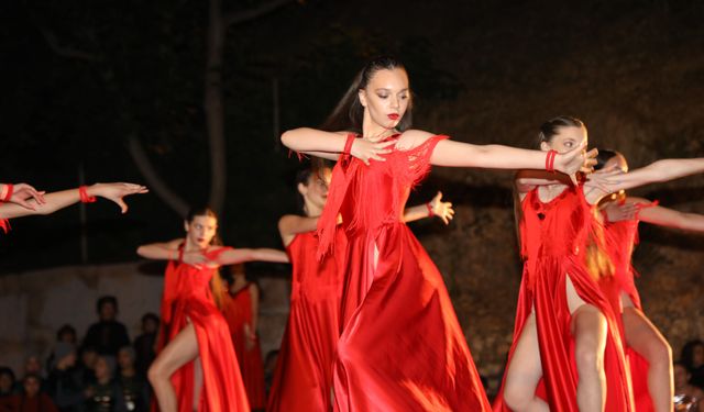 Alanya’da Gençlik Festivali’nde yöresel dans coşkusu