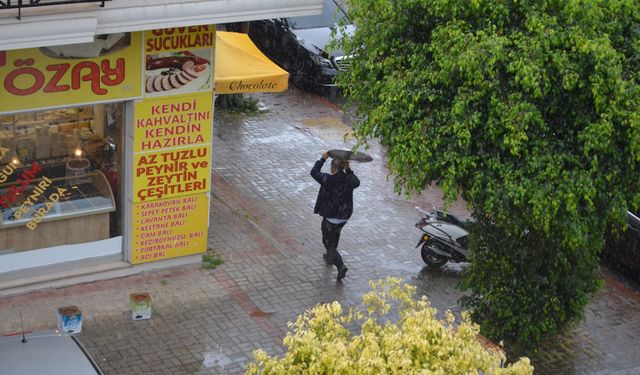 Alanya’da vatandaşlar sağanak yağışa hazırlıksız yakalandı