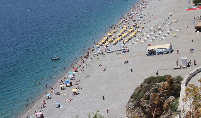 Sıcak havayı fırsat bilen turistler Konyaaltı Sahili’ne akın etti