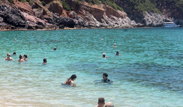 Alanya'da hava sıcaklığı 33 dereceye yükseldi, Damlataş Plajı doldu