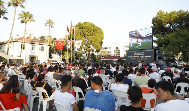Alanya Belediyesi’nden milli maça dev ekranlı destek