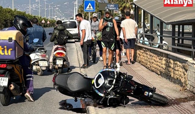 Alanya’da yola savrulan motosiklette 2 kişi yaralandı