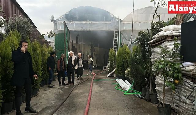 Alanya’da çıkan yangında 3 iş yeri zarar gördü