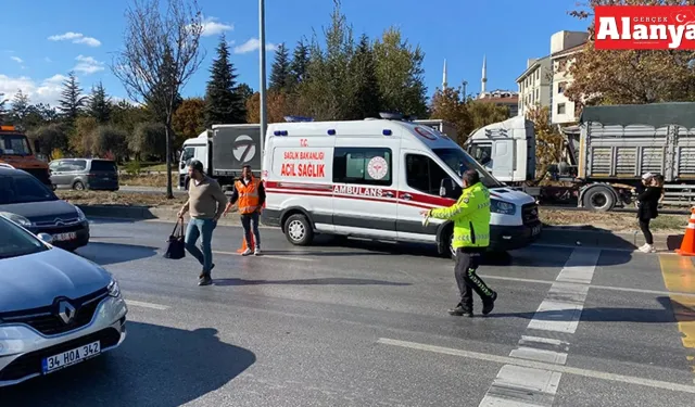 Alanya’da yol kenarında bekleyen yayaya otomobil çarptı