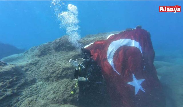 Gazipaşa'da deniz altında işaret diliyle İstiklal Marşı’nı okudular