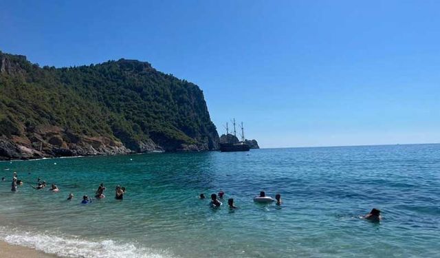 Alanya'da eylül ayında plajlar doldu