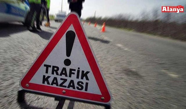 Alanya’da otomobil kaldırıma çarptı: 2 yaralı