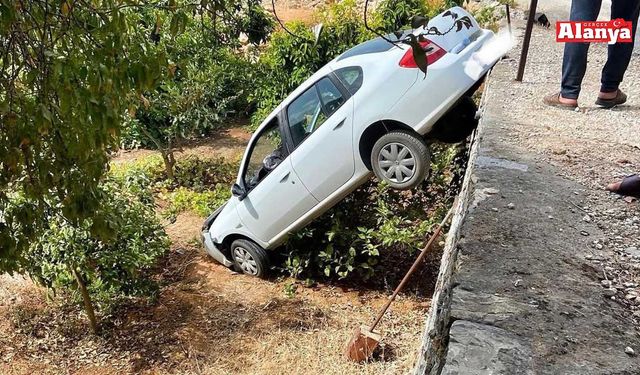 Alanya’da kontrolden çıkan otomobil bahçeye devrildi