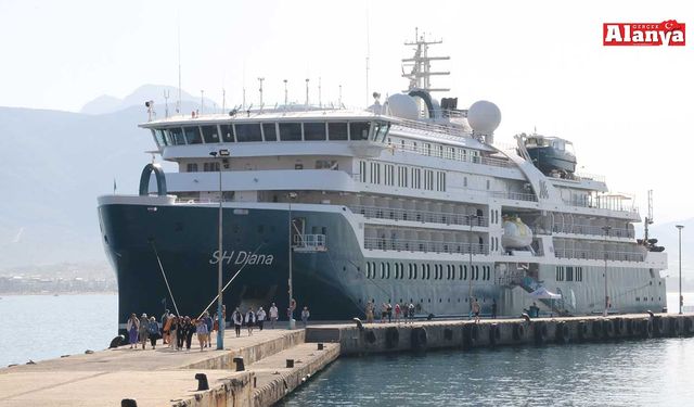 ABD’li ve Rus turistler Alanya’ya denizden geldi