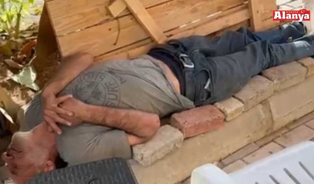 Alanya'da içki içip sokakta sızıp kaldı