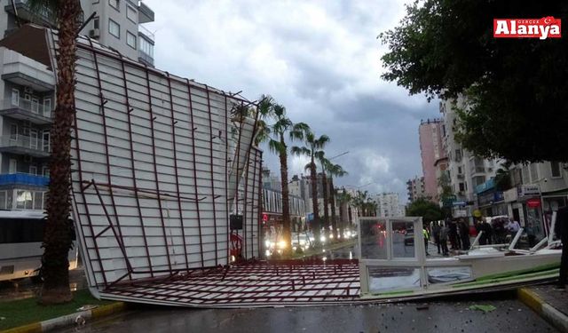 Fırtına tonlarca ağırlıktaki çatıyı karayoluna savurdu