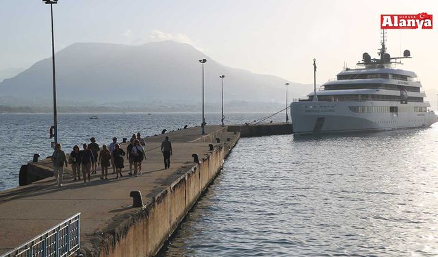 ABD’li turistler lüks gemiyle Alanya’ya geldi