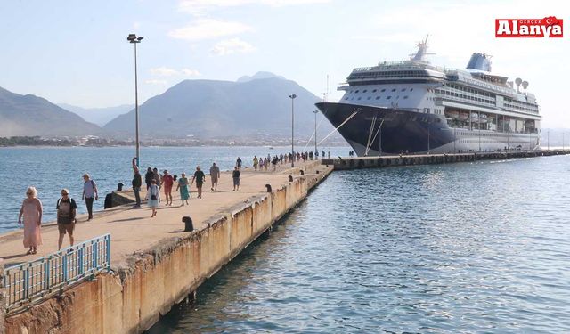İngiliz turistler Alanya'ya denizden geldi