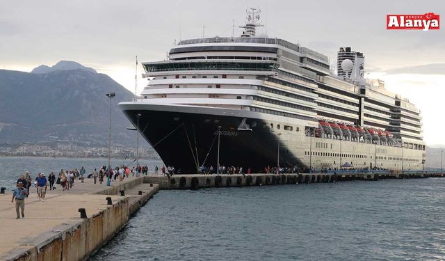 ABD’li turistler Alanya’ya denizden geldi