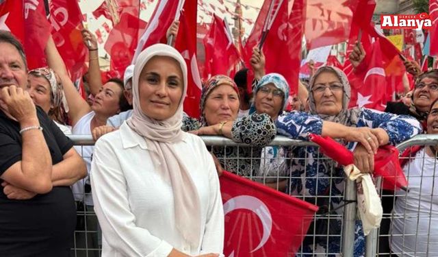 CHP Aksu Kadın Kolları Başkanı Menzil Çakmak görevinden istifa etti