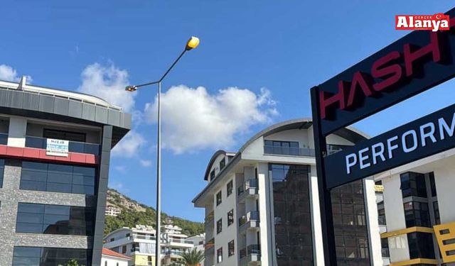 Alanya'da  yanan lambalar “gündüzü” aydınlattı