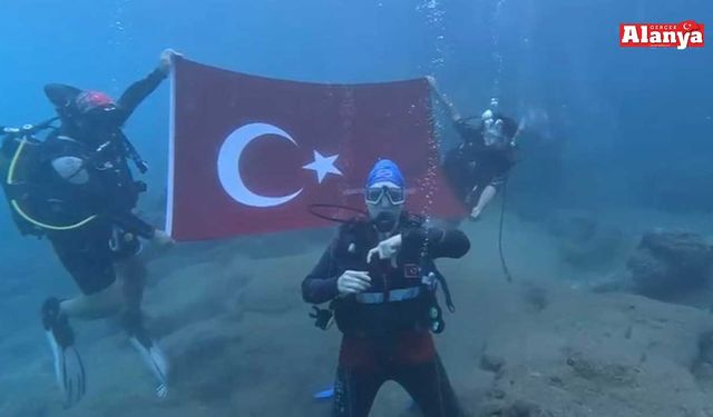 Alanya’da denizin altında işaret diliyle İstiklal Marşı'nı okudular