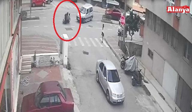 Motosiklet hafif ticari araca çarpmamak için devrildi: 2 yaralı