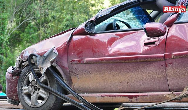 Alanya’da iki otomobil çarpıştı: 2 yaralı