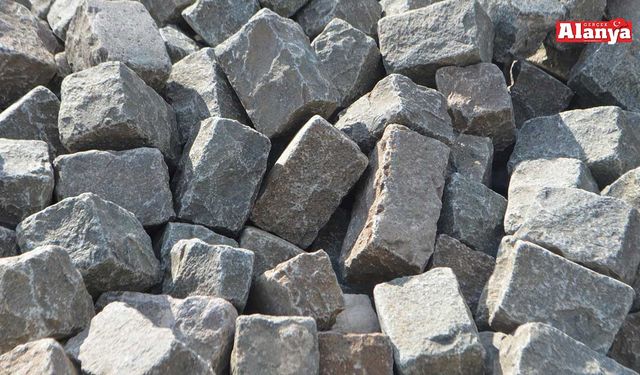 Alanya’da bunu da gördük! Muhtarlığa teslim edilen parke taşları çalındı!