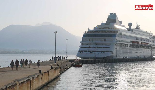 Rus turistler denizden Alanya’ya geldi