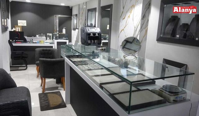 Kameraları boyayıp, çelik kasayı delerek kuyumcudan 5 kilo altın çalıp kaçtılar