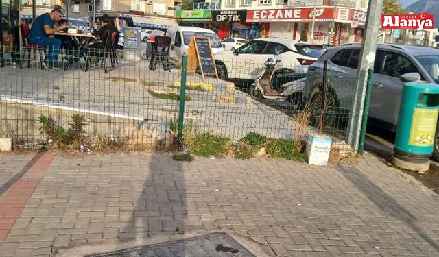 Alanya'da yayalara tel çit engeli