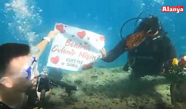 Alanya'da sualtında evlilik teklif edip yüzük taktı