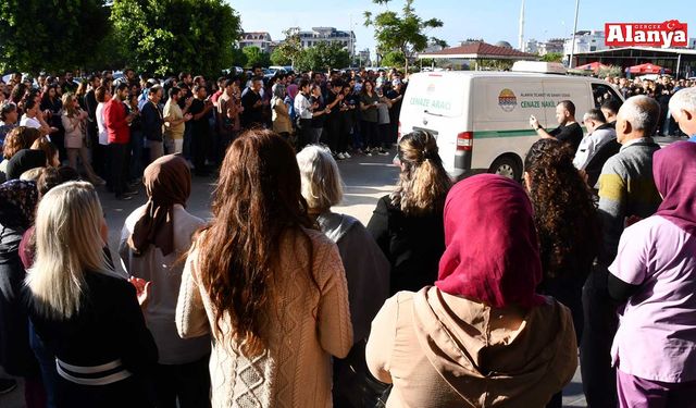 Alanya’da görevi başında vefat eden sağlık çalışanı son yolculuğuna uğurlandı