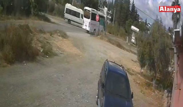 Antalya'da okul servisiyle midibüs çarpıştı: 7 öğrenci yaralandı