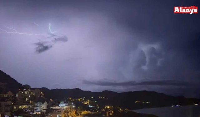 Şimşekler geceyi gündüze çevirdi: Muhteşem doğa olayı kameraya yansıdı
