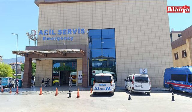 Alanya’da motosiklet refüje çarptı: 1 ağır yaralı