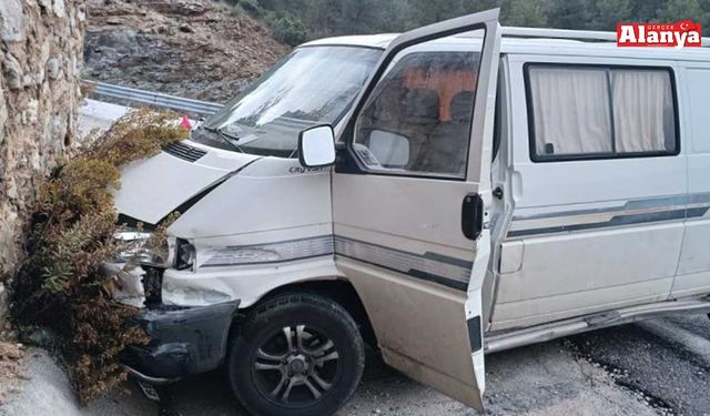 Antalya'da istinat duvarına çarpan aracın sürücüsü yaralandı