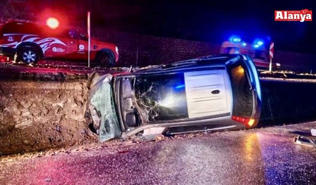 Antalya'da kontrolden çıkan otomobil yan yattı: 3 yaralı