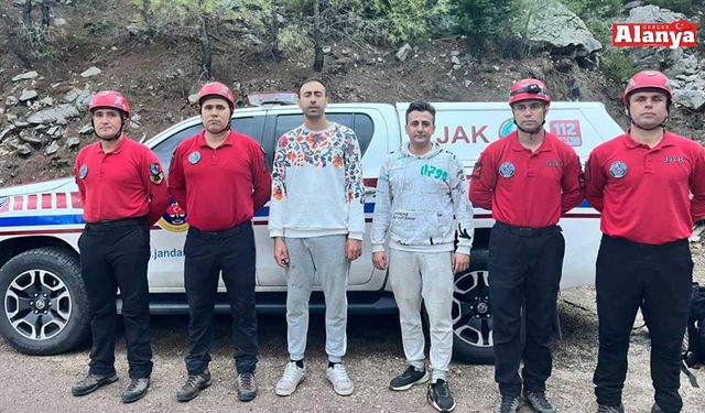 Yürüyüş sırasında kaybolan 2 genç, 15 saat sonra JAK timleri tarafından bulundu