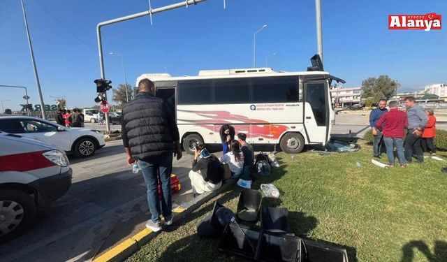 Midibüs ile otomobil çarpıştı: 4 yaralı