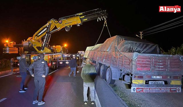 Alanya'da D-400 Karayolu'nda yolcu otobüsü TIR’a çarptı: 5 yaralı
