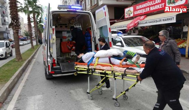 Aracın açılan kapısına çarpan motosikletteki 2 kişi yaralandı