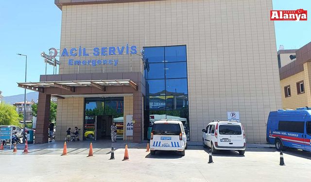 Alanya’da motosiklet yayaya çarptı: 2 yaralı