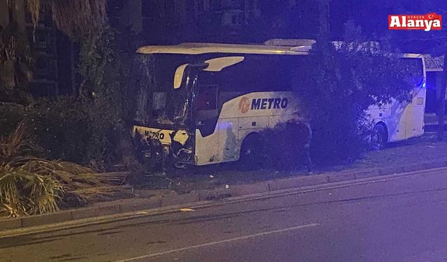 Alanya’da yolcu otobüsü aydınlatma direğine çarptı: 3 yaralı