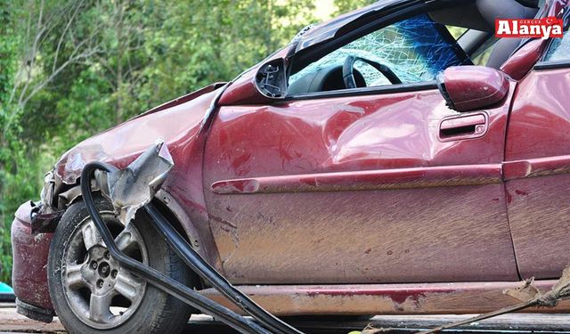 Alanya’da otomobil refüje çarptı: 1 yaralı