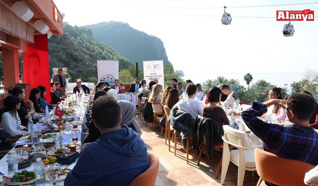 ALKÜ Rektörü Türkdoğan öğrencilerle buluştu