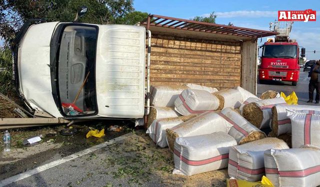 D-400 Karayolu'nda saman yüklü kamyonet devrildi