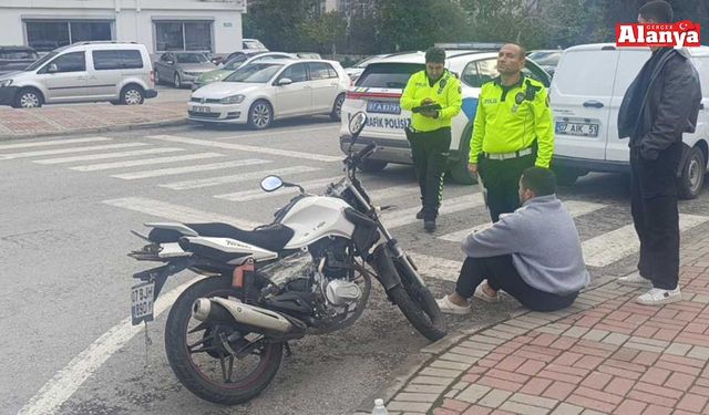 Otomobille çarpışan motosikletli tedaviyi kabul etmedi