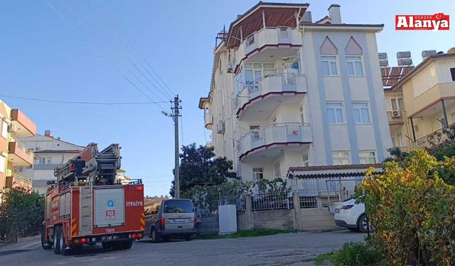 Apartman çatısındaki yangını patlayan su borusu söndürdü
