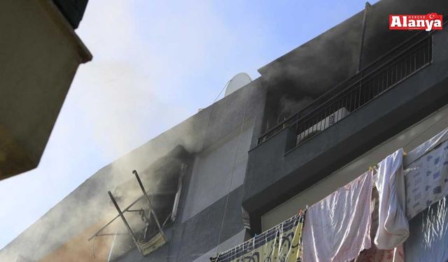 Teras katındaki yangın paniğe neden oldu